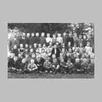 022-0217 Das 1. und 2. Schuljahr der Volksschule Goldbach 1937-38 mit den Lehrkraeften Kantor Saat, Lehrer Klindwort und Frl. Doering..jpg